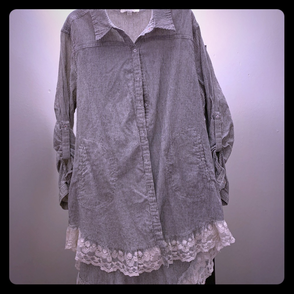 Hi low lace detail top